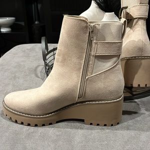 🔥Falls Creek Suede Boot/rubber sole.Very stylish Size:10 Color:Tan barely worn